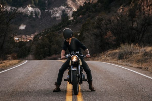 バイクに乗って振り返っている男性